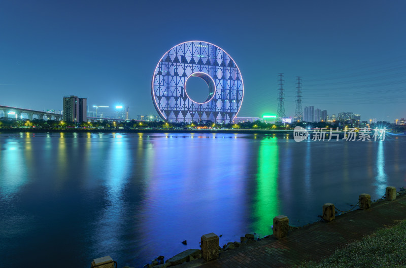 广州圆大厦夜景灯光秀与珠江东沙桥