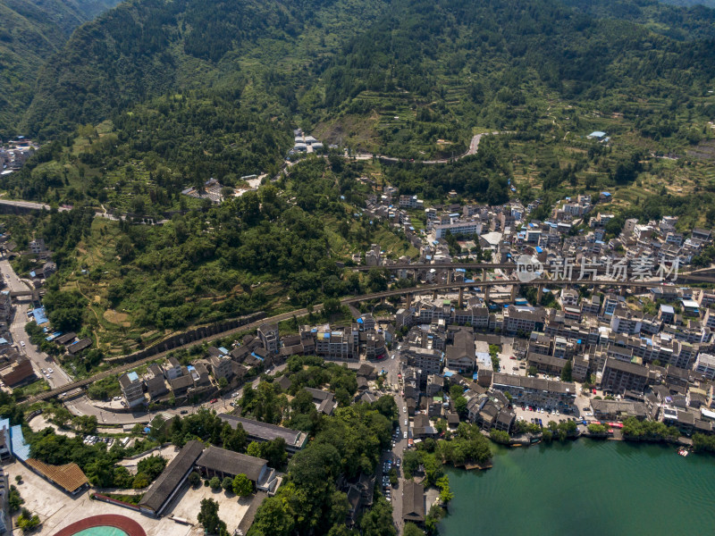 贵州大山中的小村庄航拍图