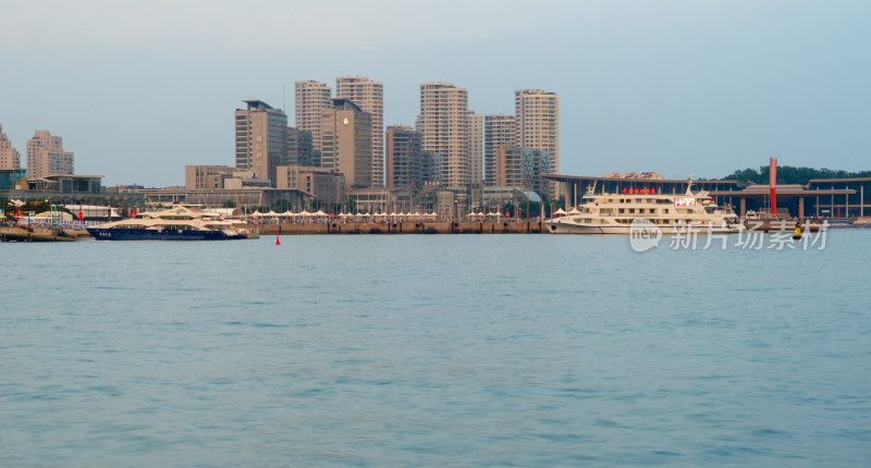 青岛奥帆中心城市水域旁的高楼建筑群远景