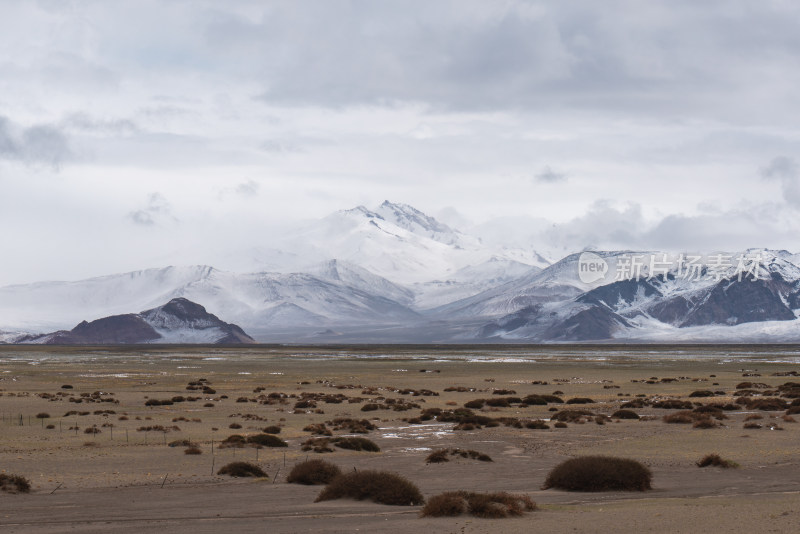 新藏线上喀喇昆仑山脉的雪山