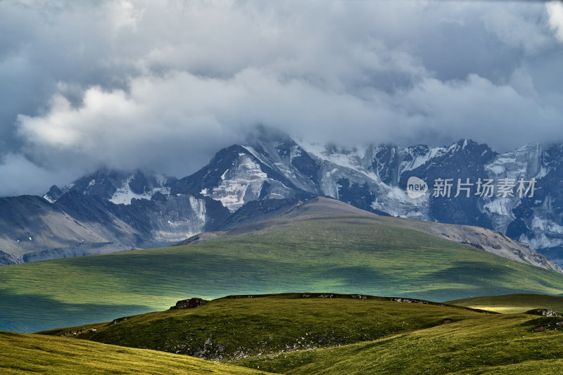 云雾中的天山山脉