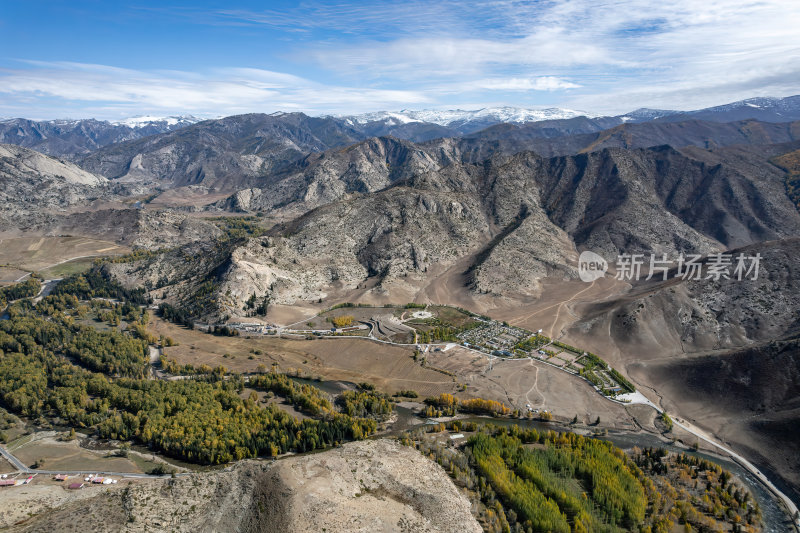 新疆阿勒可可托海秋色山谷河道秋景航拍