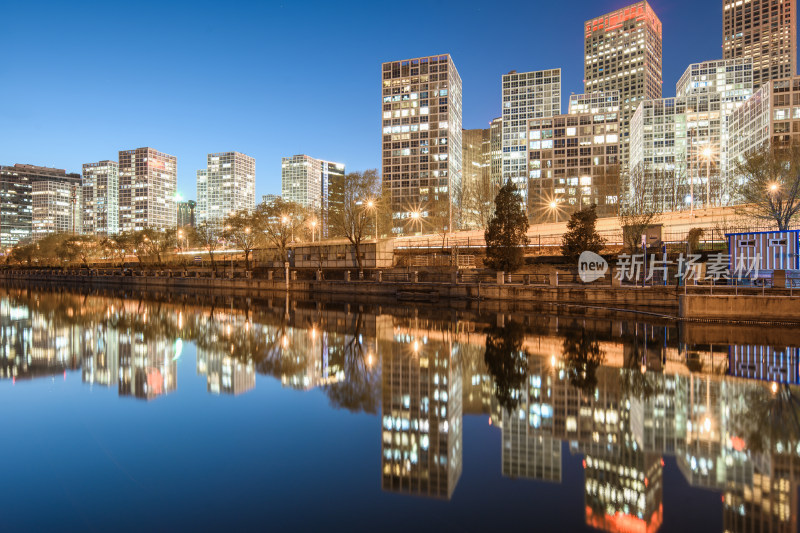 北京国贸CBD商务建筑群夜景