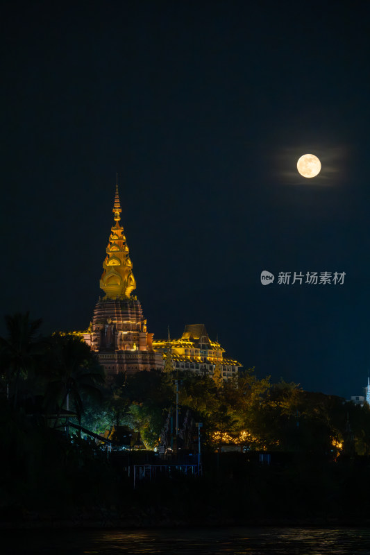 月夜下的金色佛塔