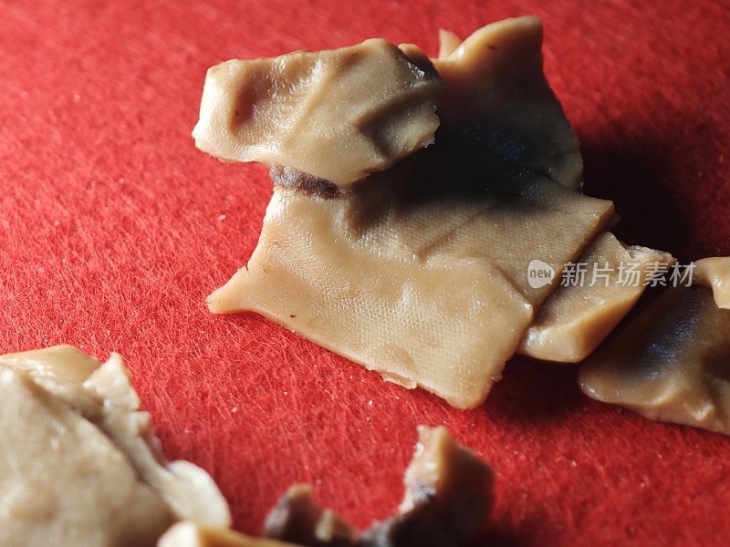 散落的块状豆干食物特写