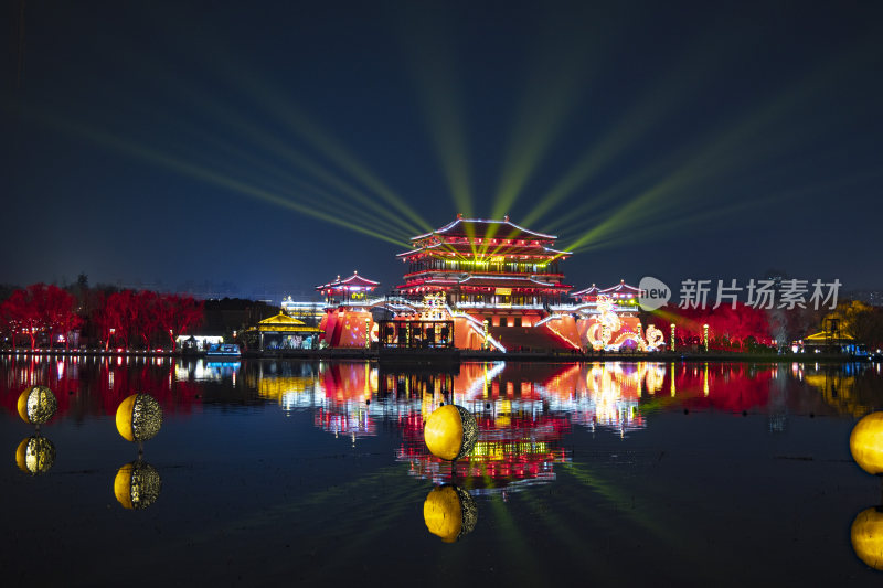 夜晚大唐芙蓉园古建筑灯光秀倒影景观