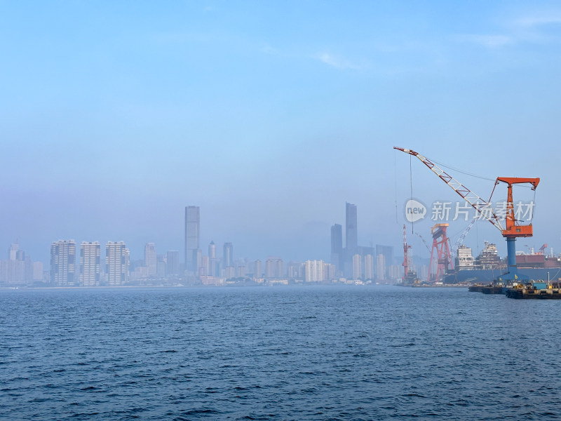 大连钻石湾海边造船厂海岸线风光