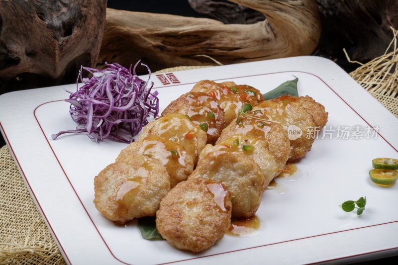 香煎虾肉马蹄饼摆放在麻布垫子上