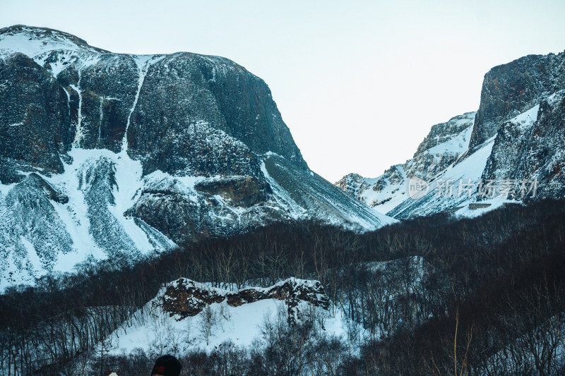 白雪皑皑的长白山在晴朗的天空下