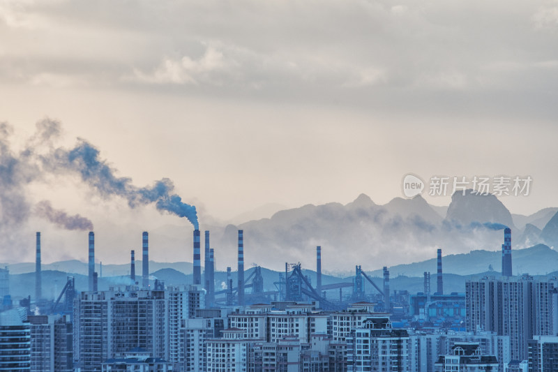 广西柳州喀斯特地貌山峰与工厂烟囱