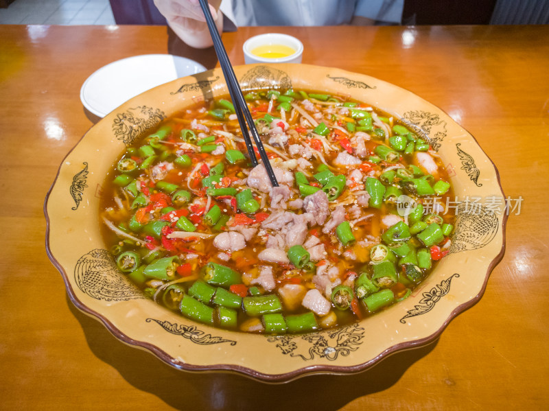 四川眉山市特色美食双椒兔