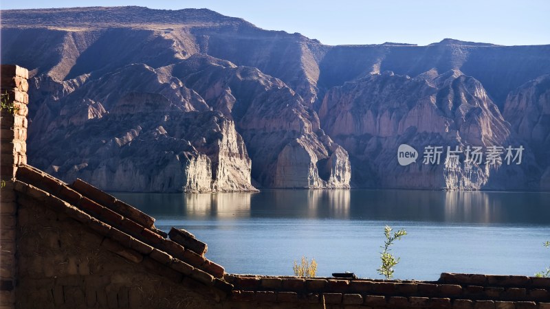 山间水域旁建筑景观