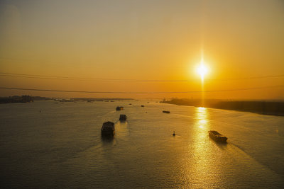 南京长江大桥夕阳下江面上船只航行的景象