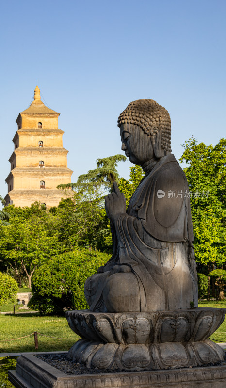 西安大雁塔大慈恩寺遗址公园释迦牟尼像景观