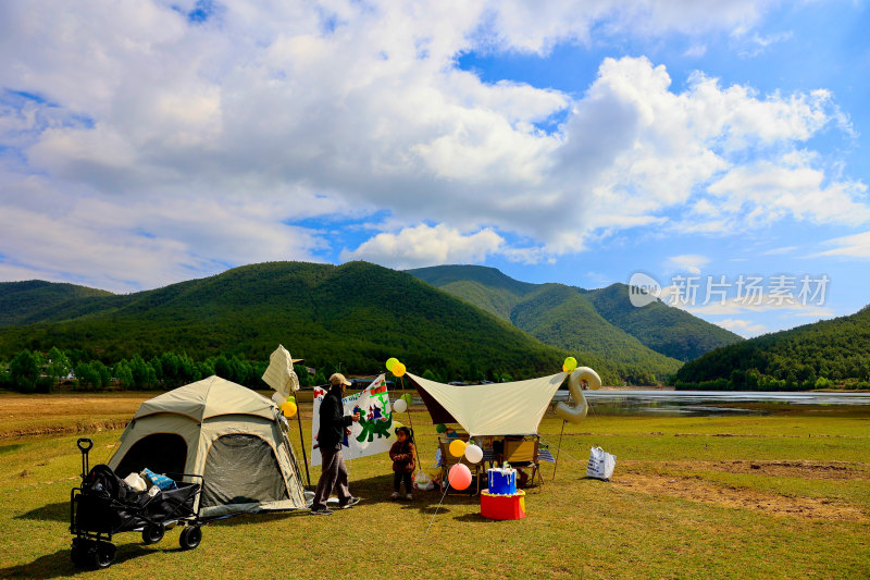 户外草地山林间的露营场景