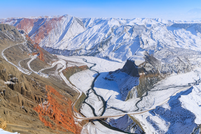 航拍新疆冬季安集海大峡谷雪景雪山山脉河流