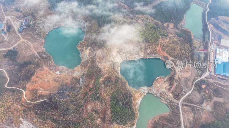 航拍山间多彩湖泊与蜿蜒公路