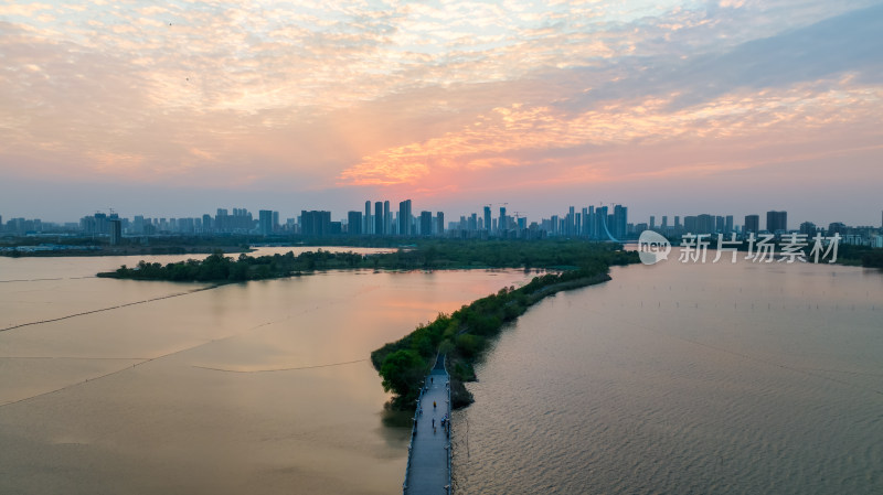 夕阳下的武汉金银湖风光