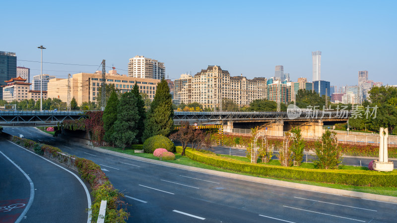 北京公路与铁轨交织的城市建筑群