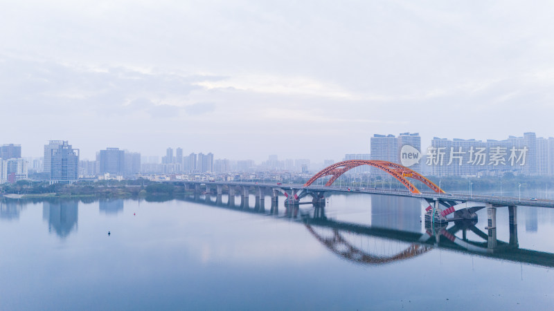 春季清晨时分雾天的惠州隆生大桥航拍景观