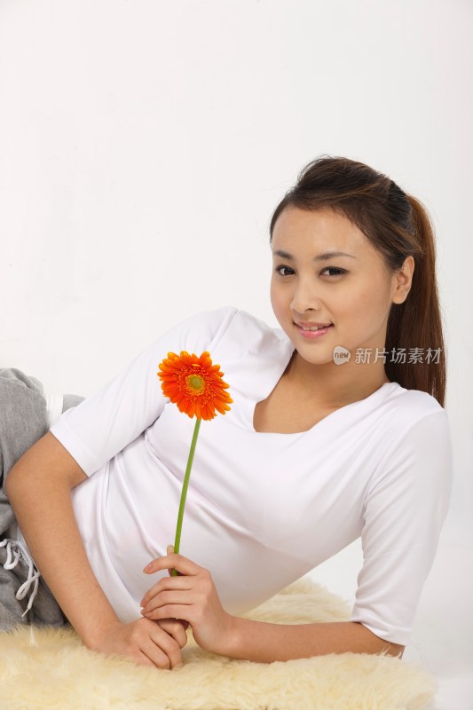年轻女人拿着鲜花