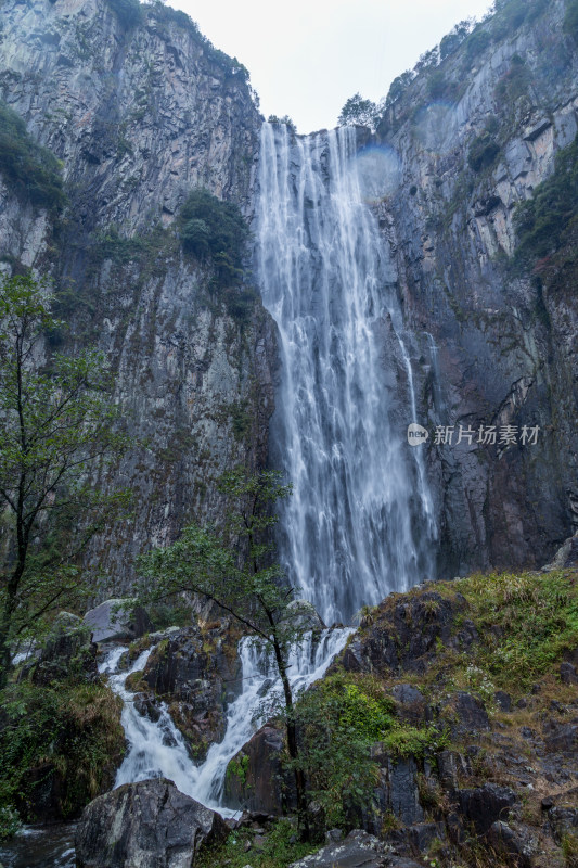 水流汹涌的瀑布