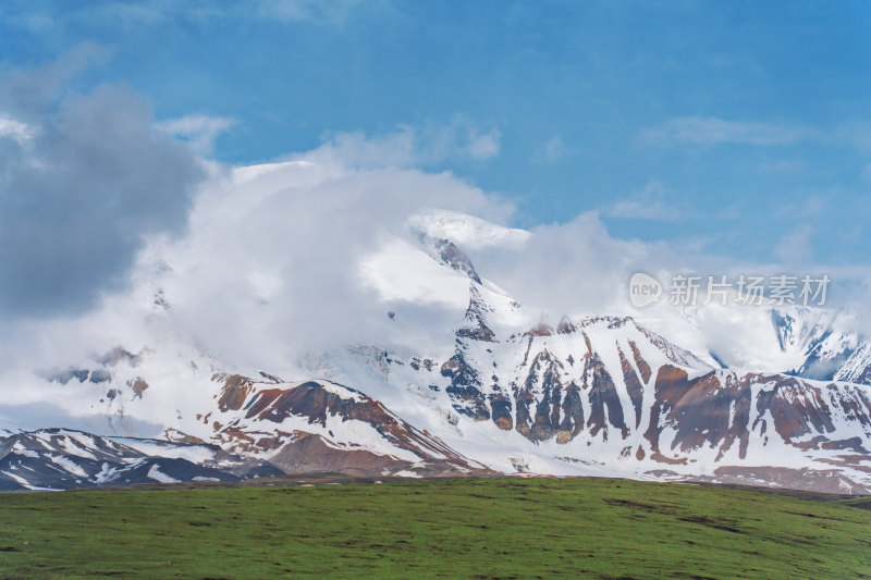 青海省果洛阿尼玛卿雪山与草地