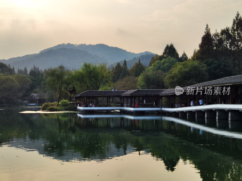 浴鹄湾湖畔中式建筑与山林景观