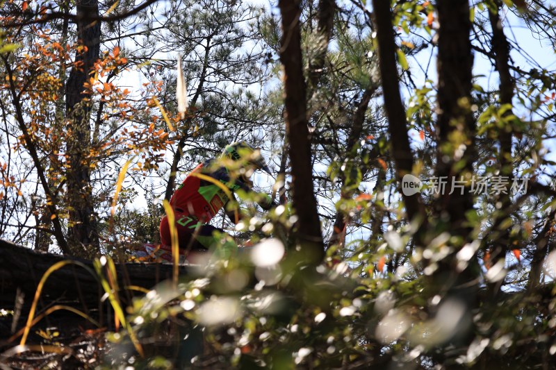 山地越野摩托车骑行山林间