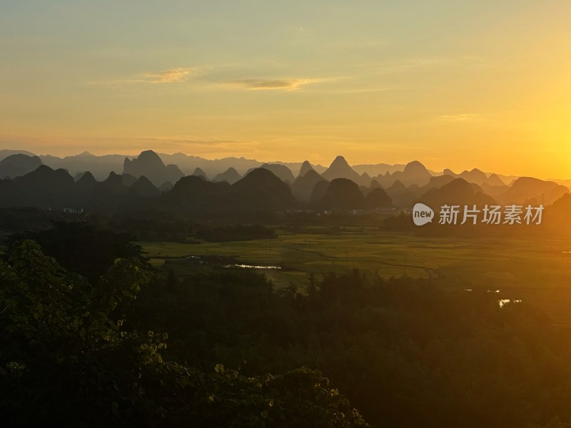 夕阳下桂林壮美的喀斯特群山与广袤田野风景