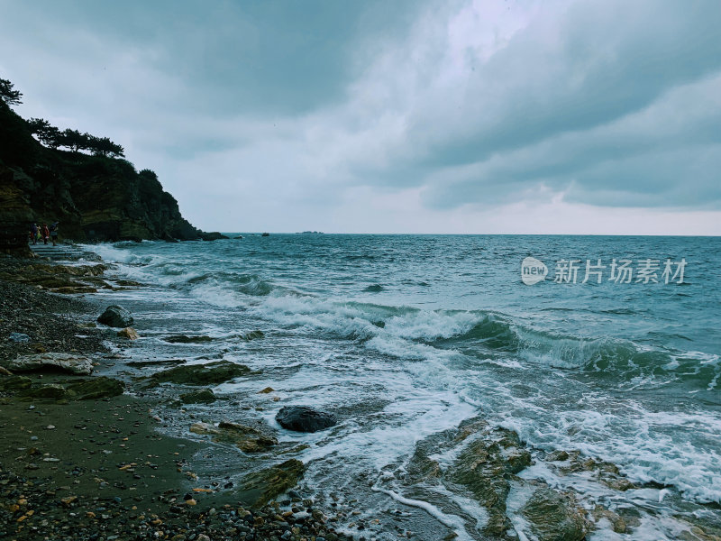 大连金石滩风景区海边礁石与平静海面景观