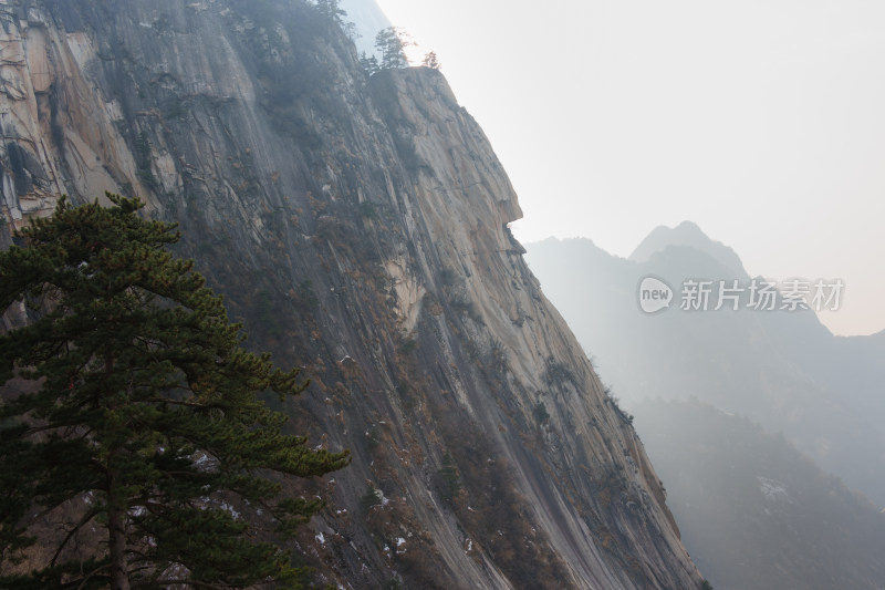 华山的陡峭山峰