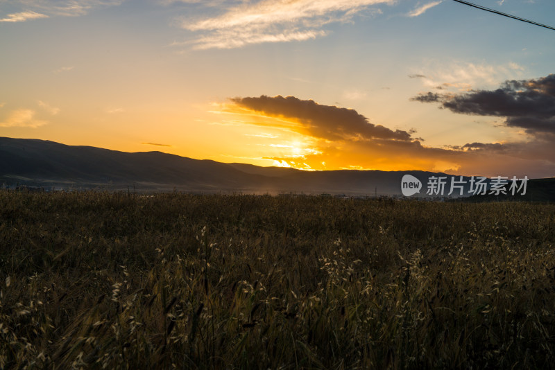 阿坝县城日落