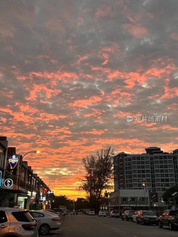 街道黄昏时分绚烂云霞景象