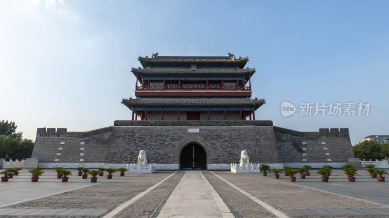 北京永定门古建筑前的石狮子雕塑