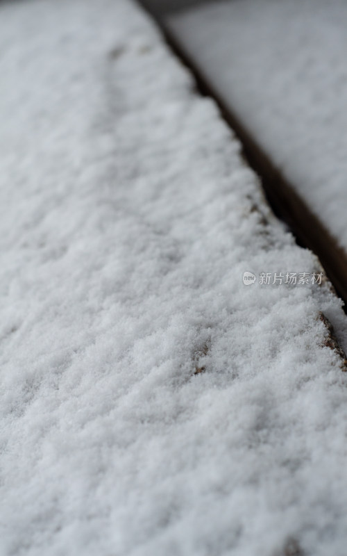 冬天刚刚落下的积雪