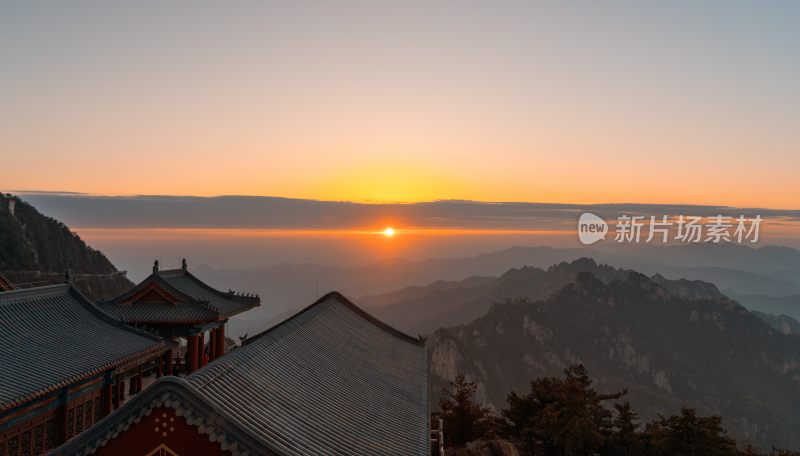 河南洛阳老君山：落日余晖下的壮丽山河