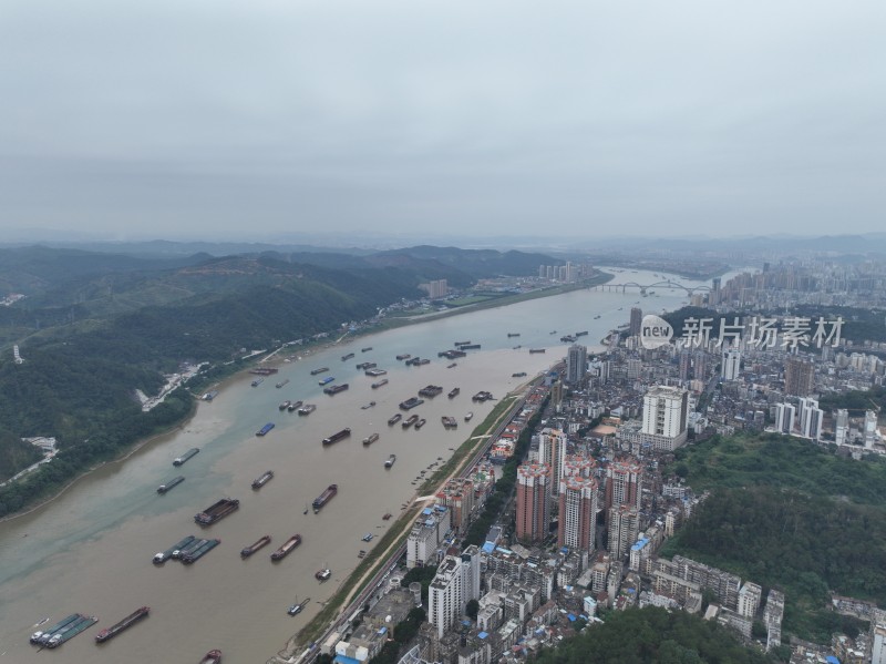 高空航拍梧州市市区西江两岸大量货轮船只