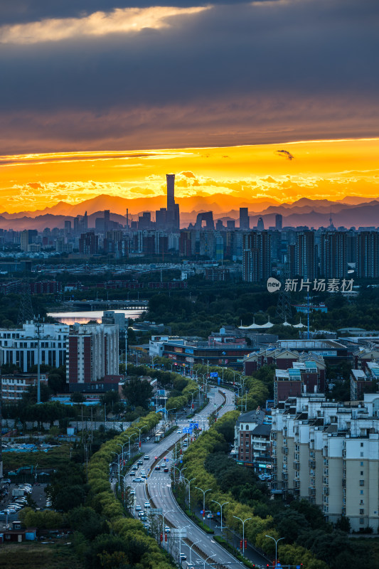 黄昏中的北京高楼林立房地产车流