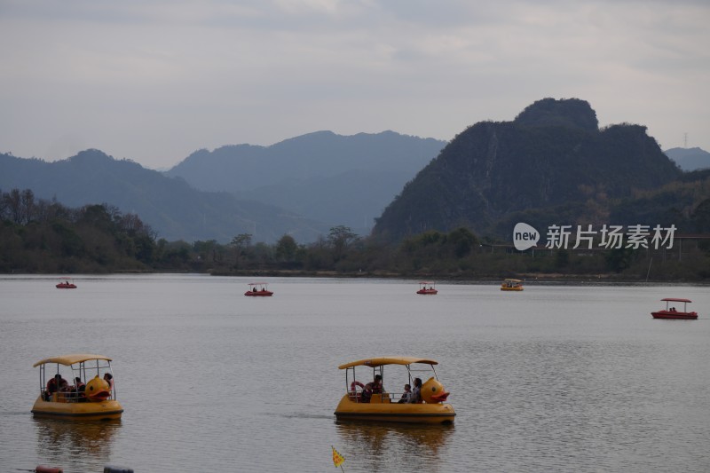 阴天的湖泊山水风景