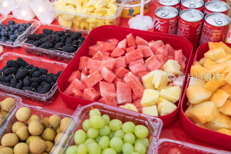 桌上摆放的多样新鲜水果