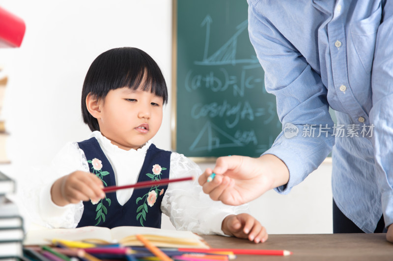 上课时的老师和学生