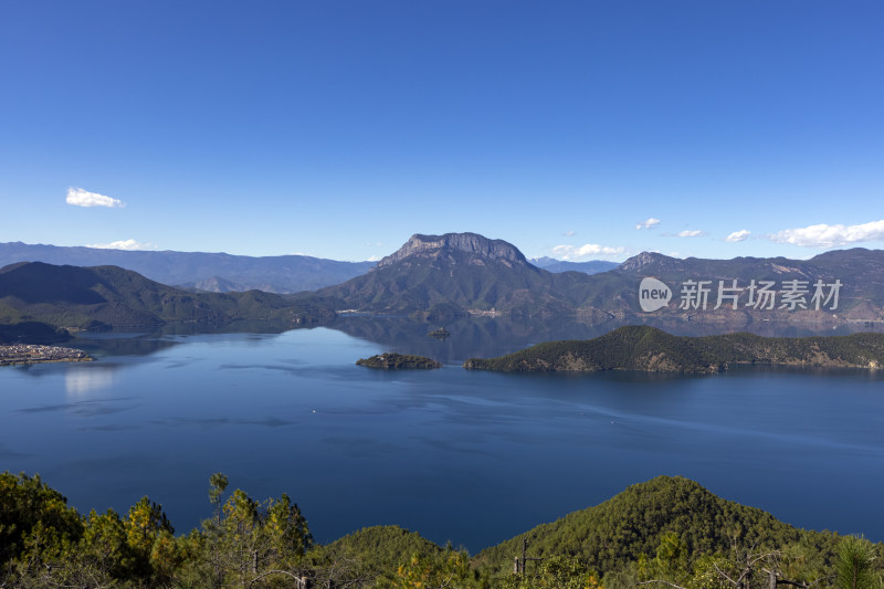 泸沽湖航拍湖心小岛与远山云海