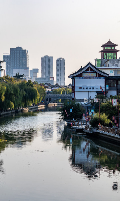 济宁宣阜巷老运河河畔古建城市风光倒影