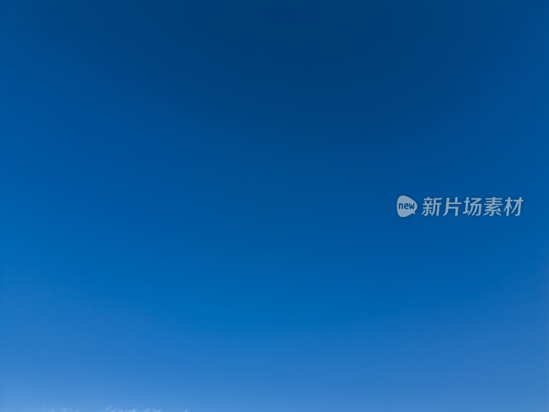 无人机高空航拍纯净的蓝天背景