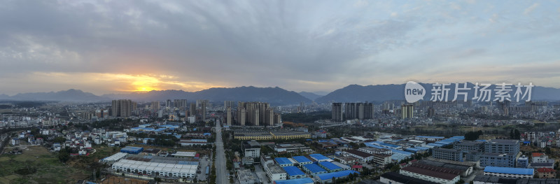 依山傍水的洞口县城建筑群鸟瞰全景