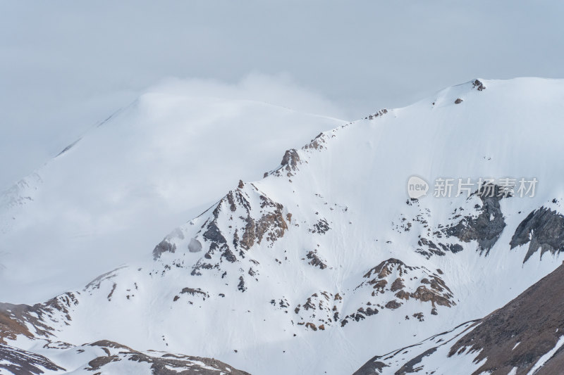 青海果洛阿尼玛卿山高原山峰积雪