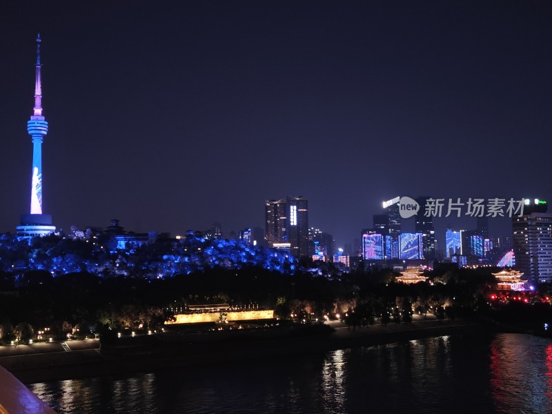 夜景下的城市灯光璀璨的电视塔