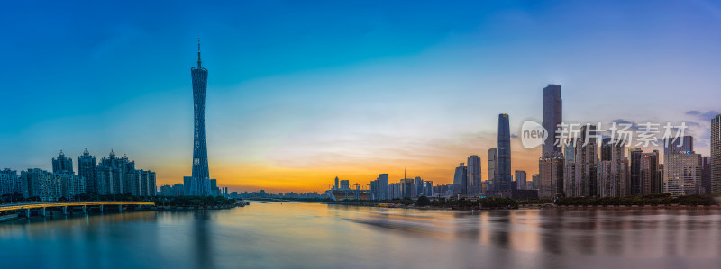 广州珠江边城市建筑群黄昏全景