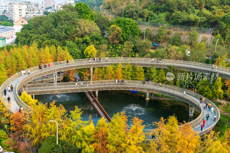 福州福道行人漫步山林间环形步道